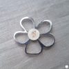 Broche aimantée "Porte lunettes fleur argent et chat or nacre" – Image 2