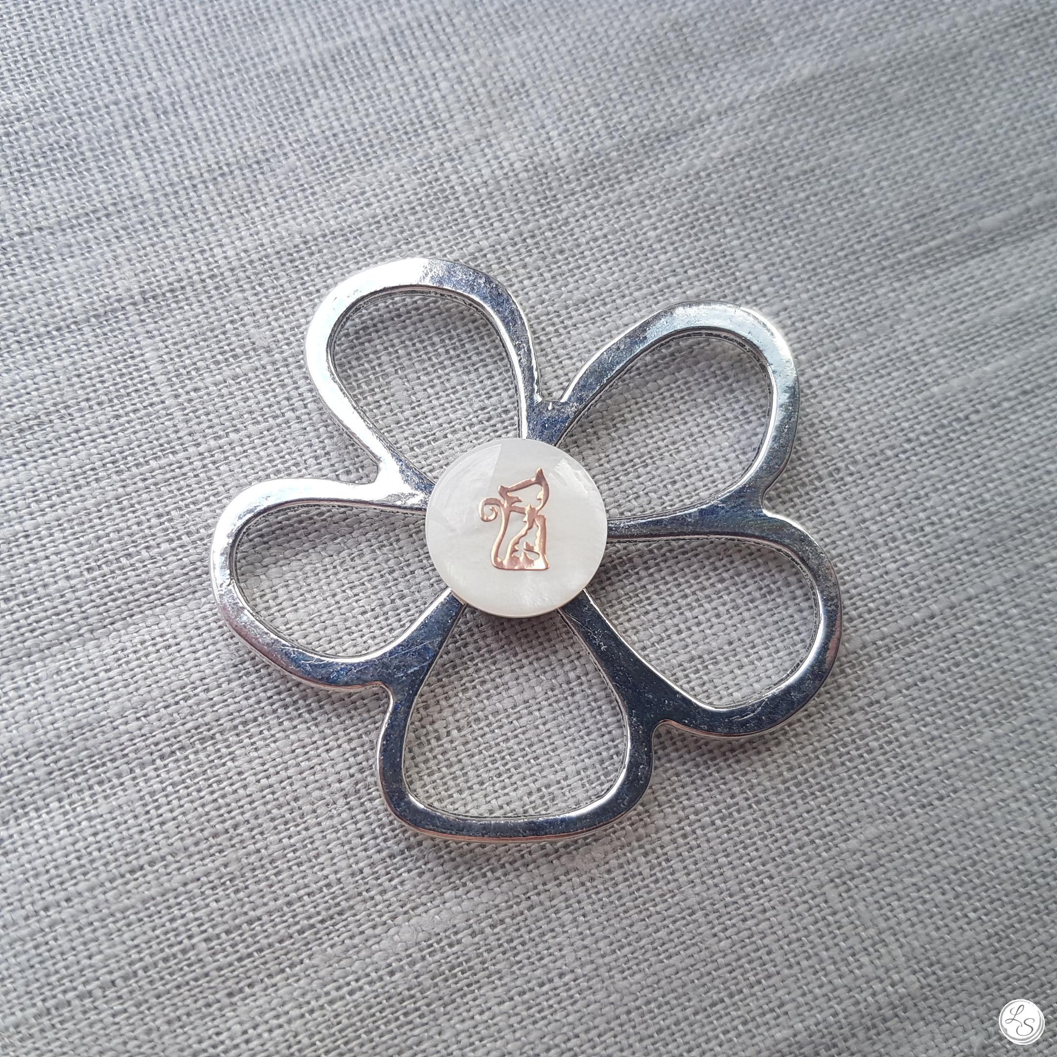 Broche aimantée "Porte lunettes fleur argent et chat or nacre" – Image 2