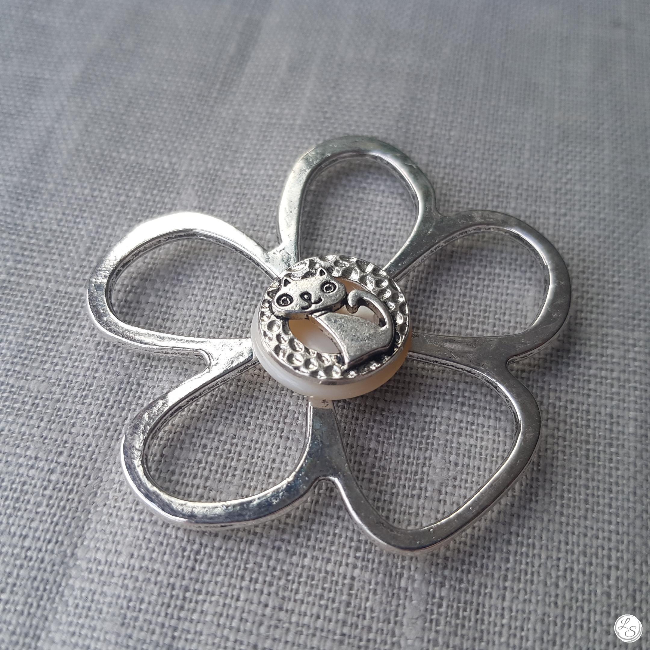 Broche aimantée "Porte lunettes fleur argent et son chat sur nacre" – Image 3