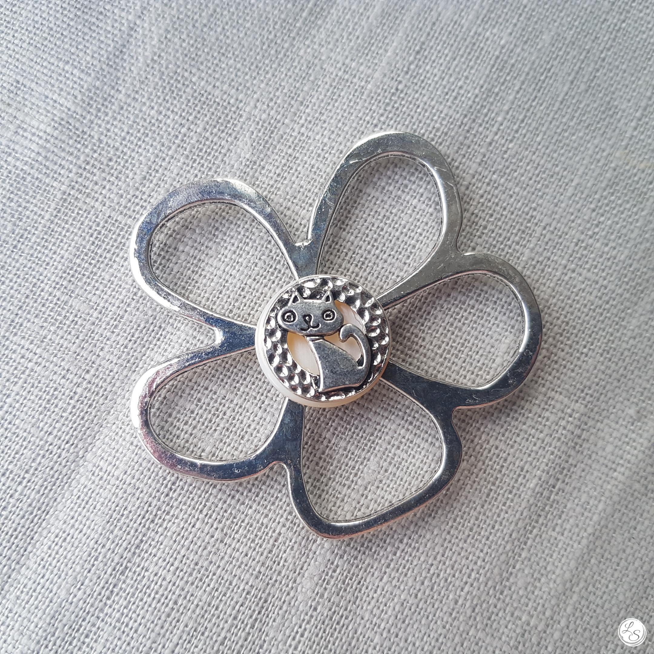 Broche aimantée "Porte lunettes fleur argent et son chat sur nacre" – Image 2