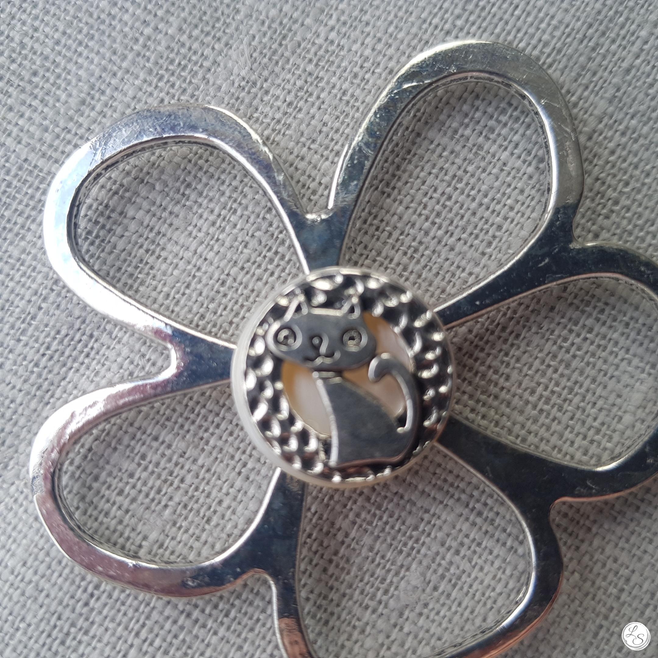 Broche aimantée "Porte lunettes fleur argent et son chat sur nacre"