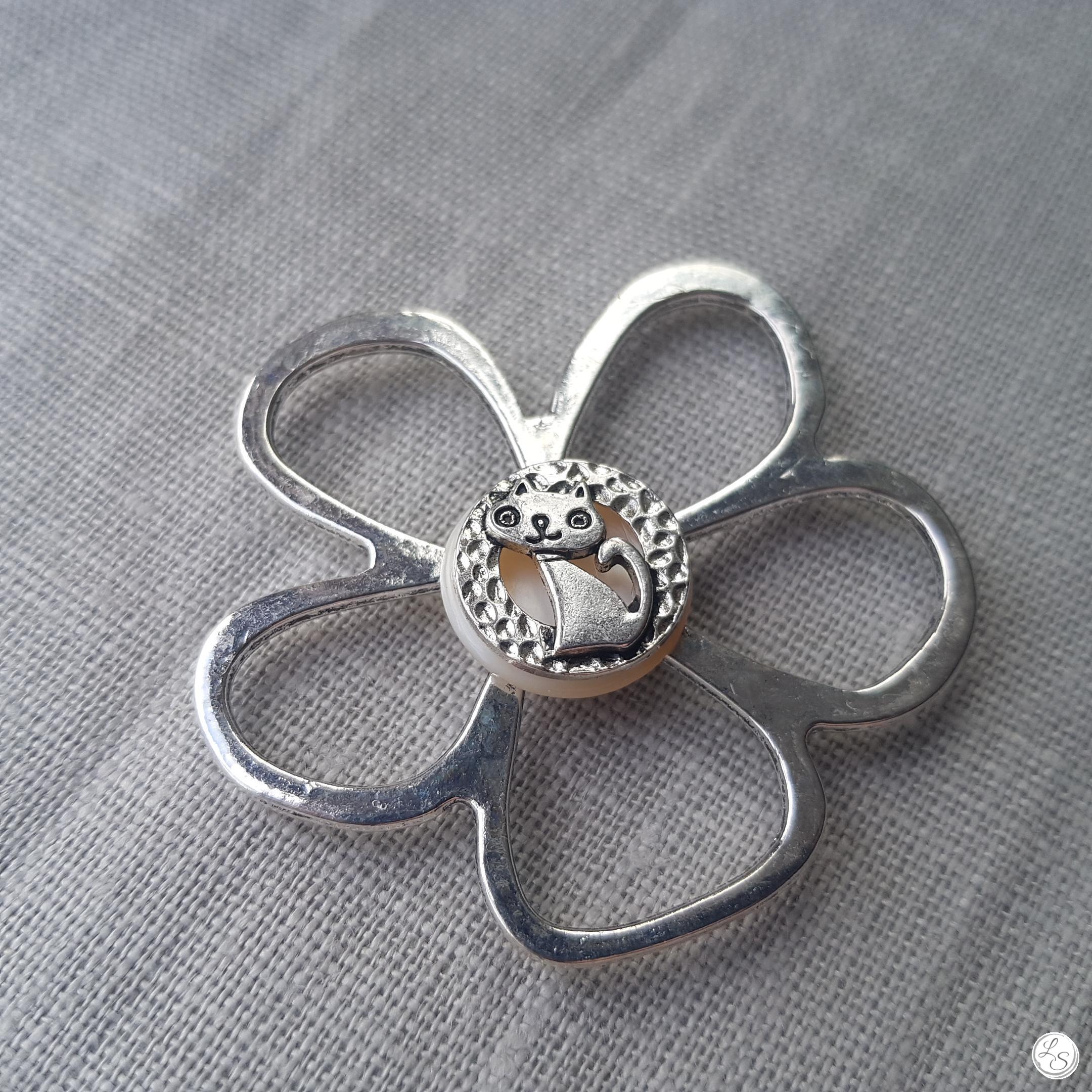 Broche aimantée "Porte lunettes fleur argent et son chat sur nacre" – Image 4