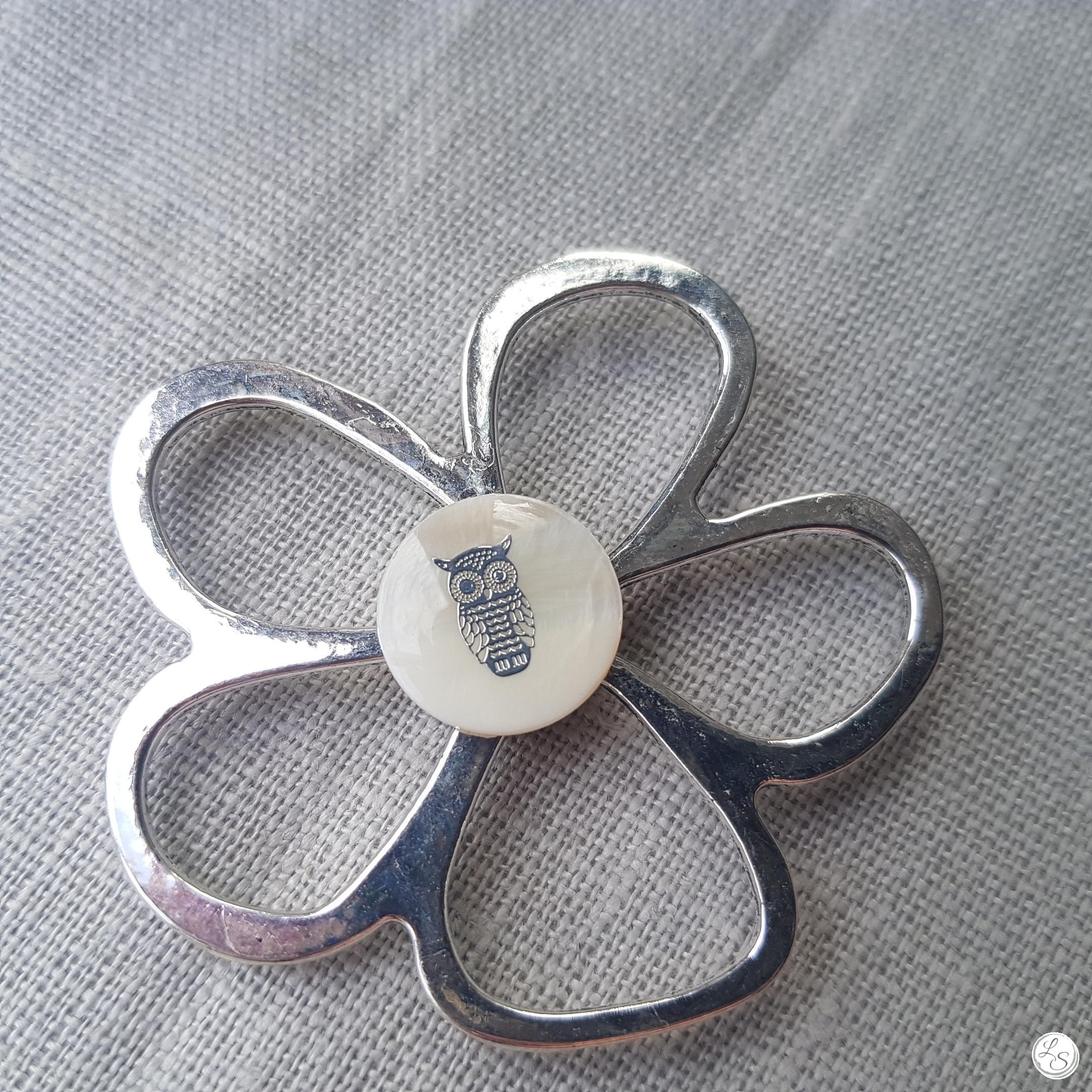 Broche aimantée "Porte lunettes fleur argent et chouette argentée nacre"