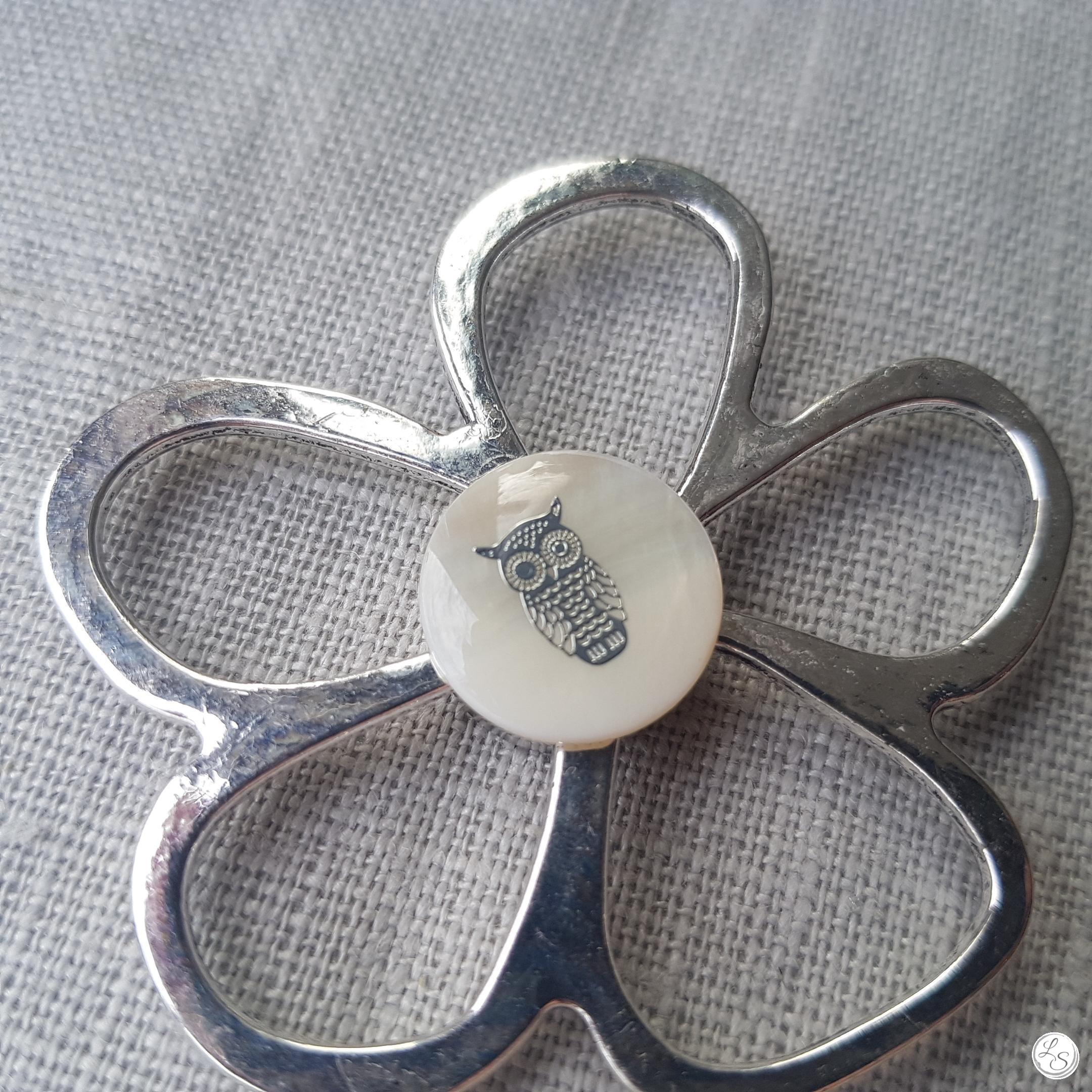 Broche aimantée "Porte lunettes fleur argent et chouette argentée nacre" – Image 3