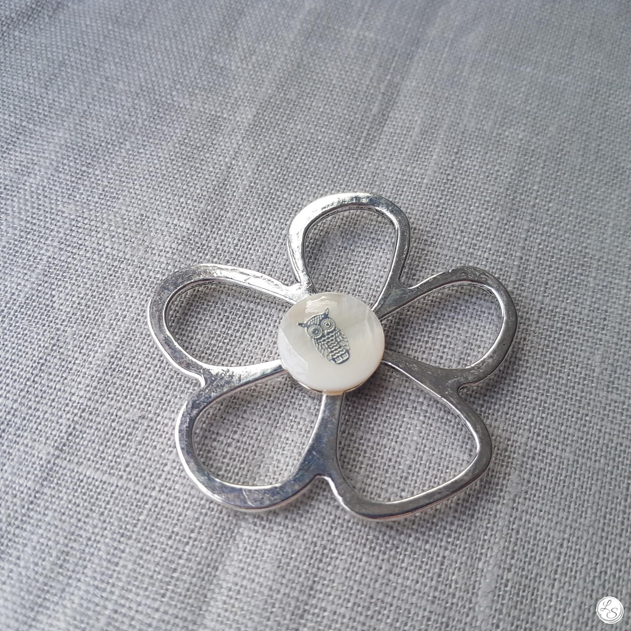 Broche aimantée "Porte lunettes fleur argent et chouette argentée nacre" – Image 2