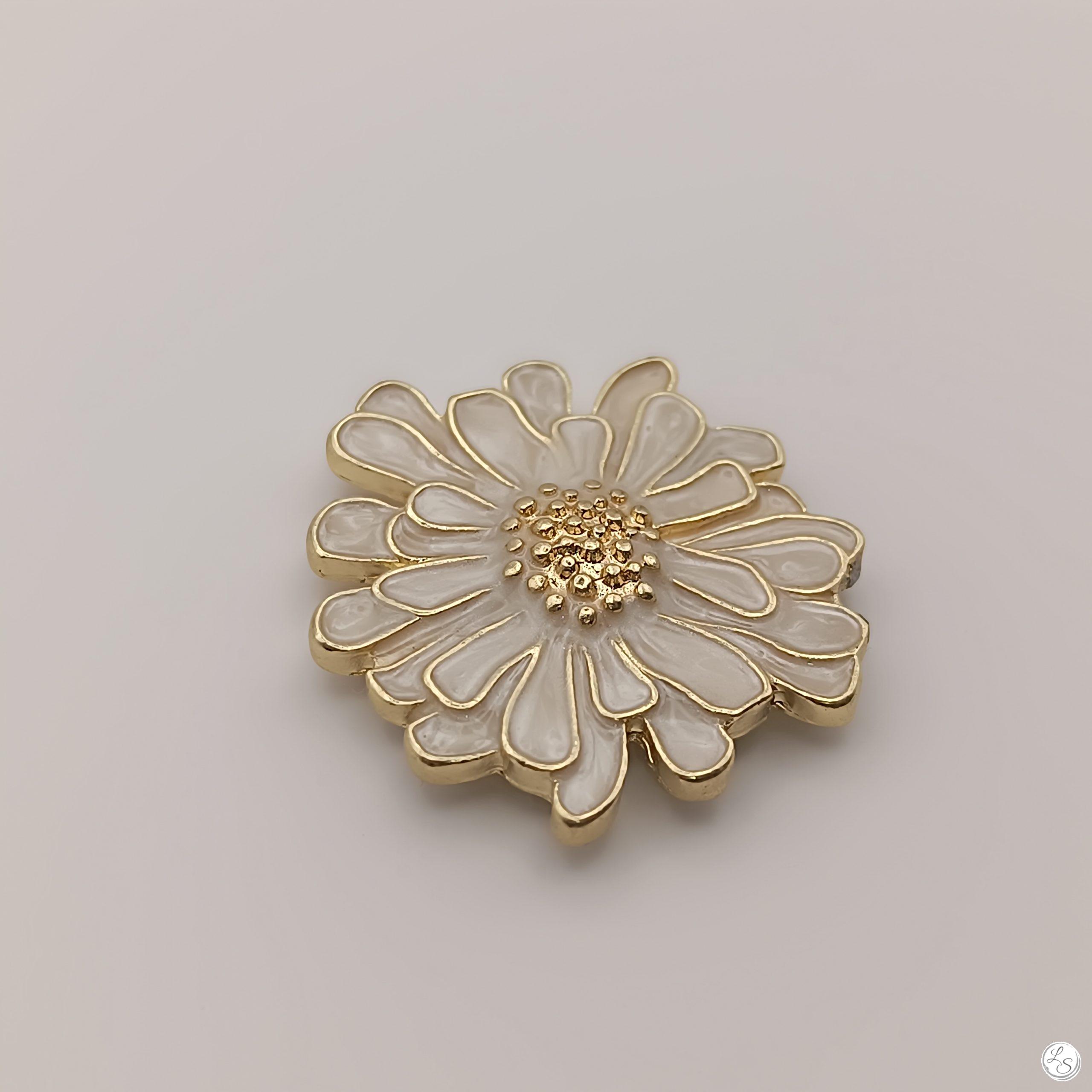 Broche aimantée "Fleur relief émaillée blanche" – Image 4