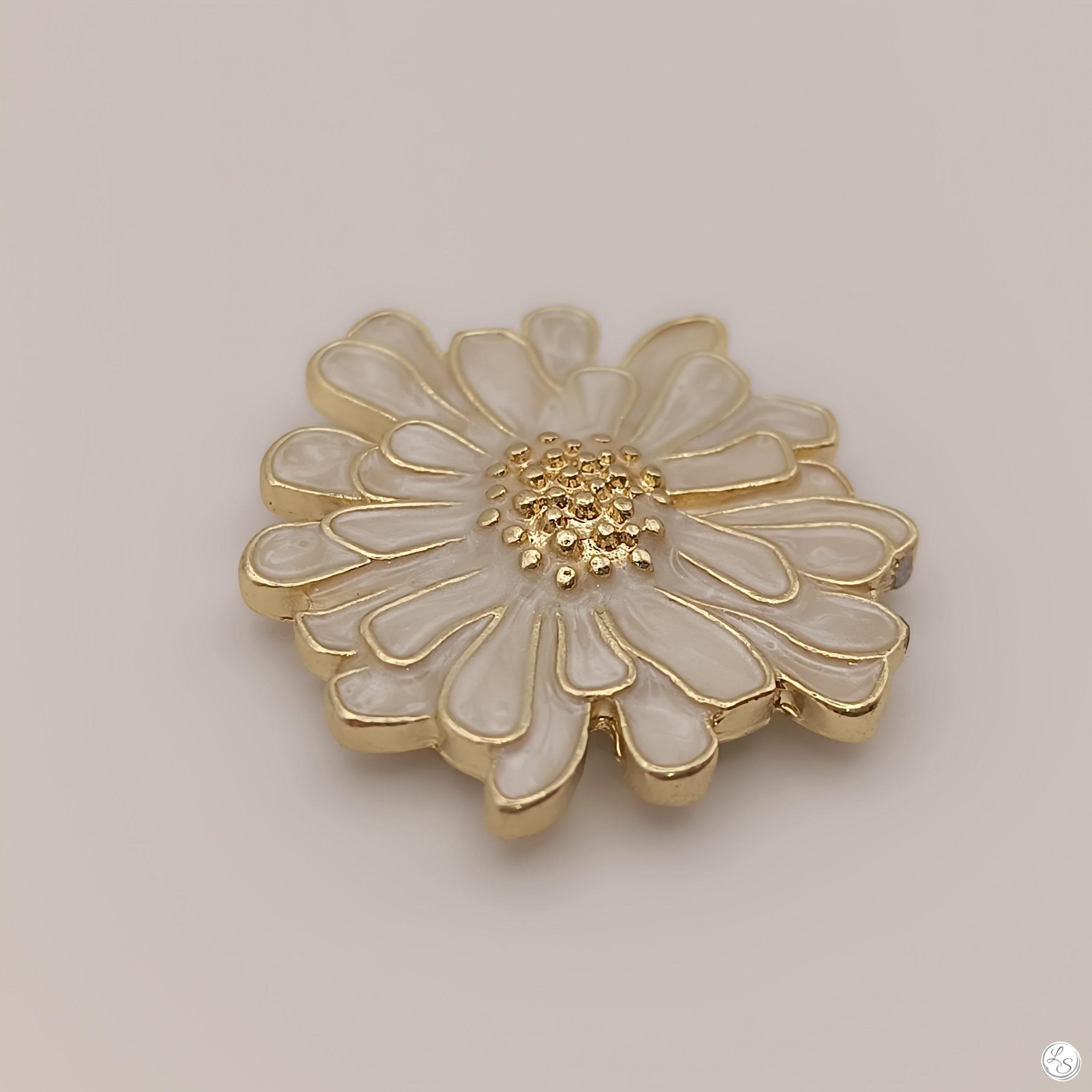 Broche aimantée "Fleur relief émaillée blanche" – Image 5