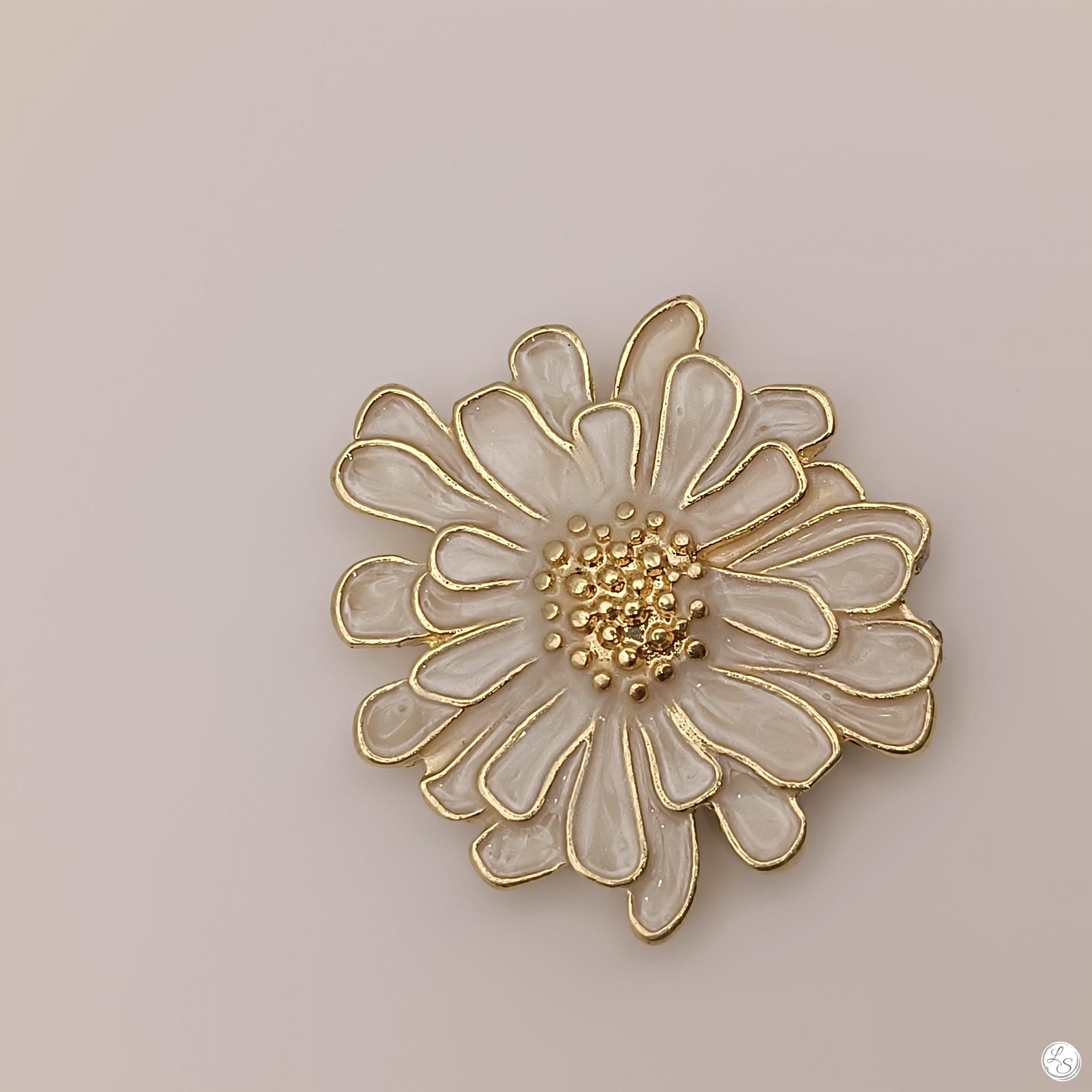 Broche aimantée "Fleur relief émaillée blanche" – Image 3