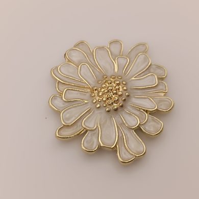 Broche aimantée "Fleur relief émaillée blanche"