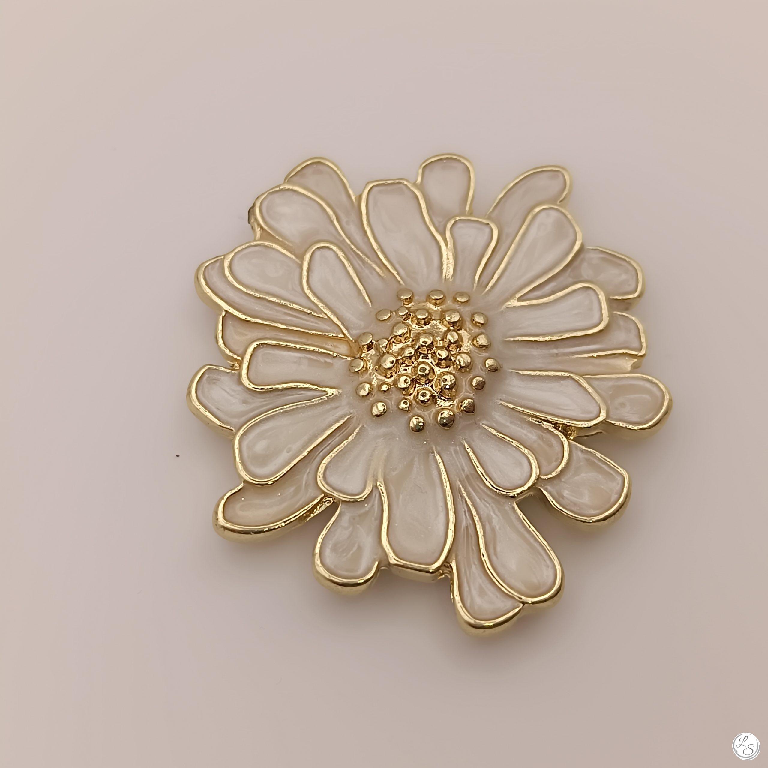 Broche aimantée "Fleur relief émaillée blanche"