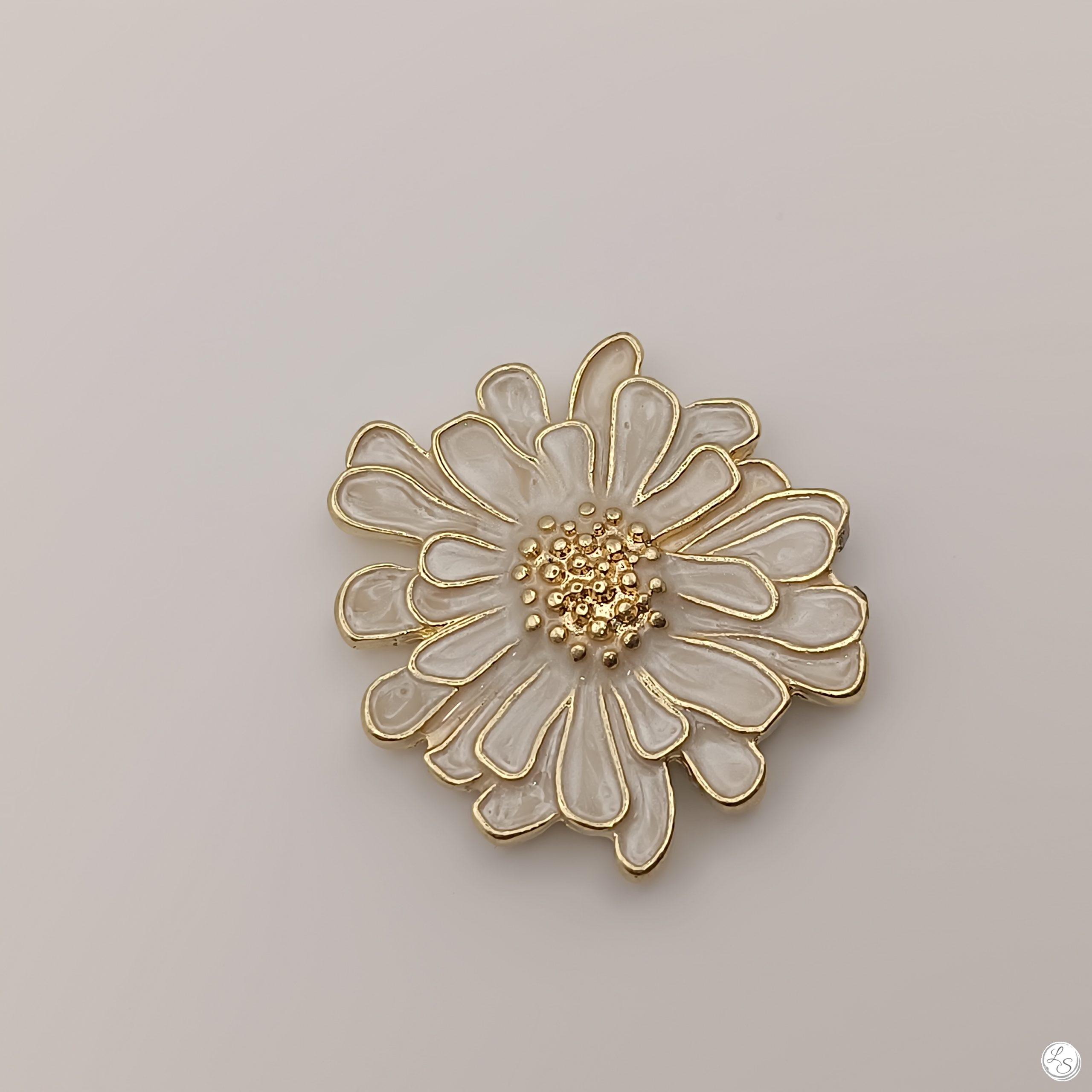 Broche aimantée "Fleur relief émaillée blanche" – Image 2