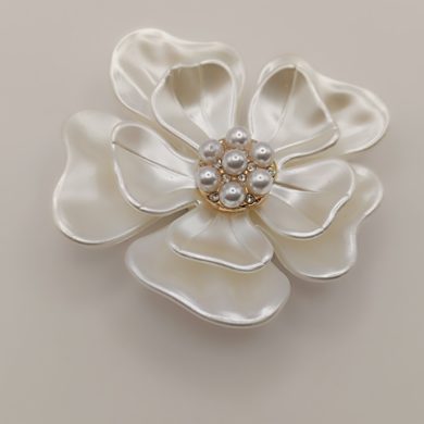broche aimantée, sans percer les vêtements, fleur très légère blanche