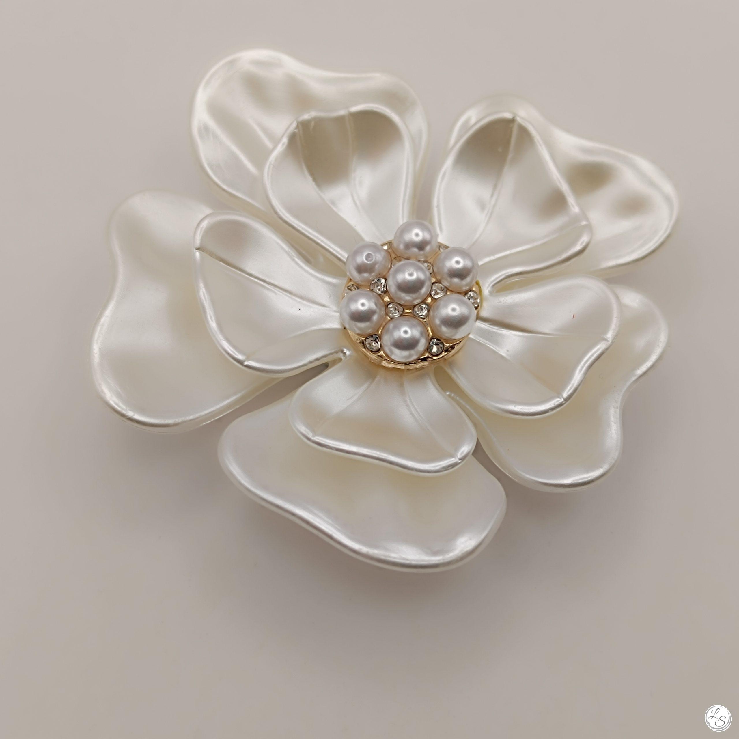 broche aimantée, sans percer les vêtements, fleur très légère blanche