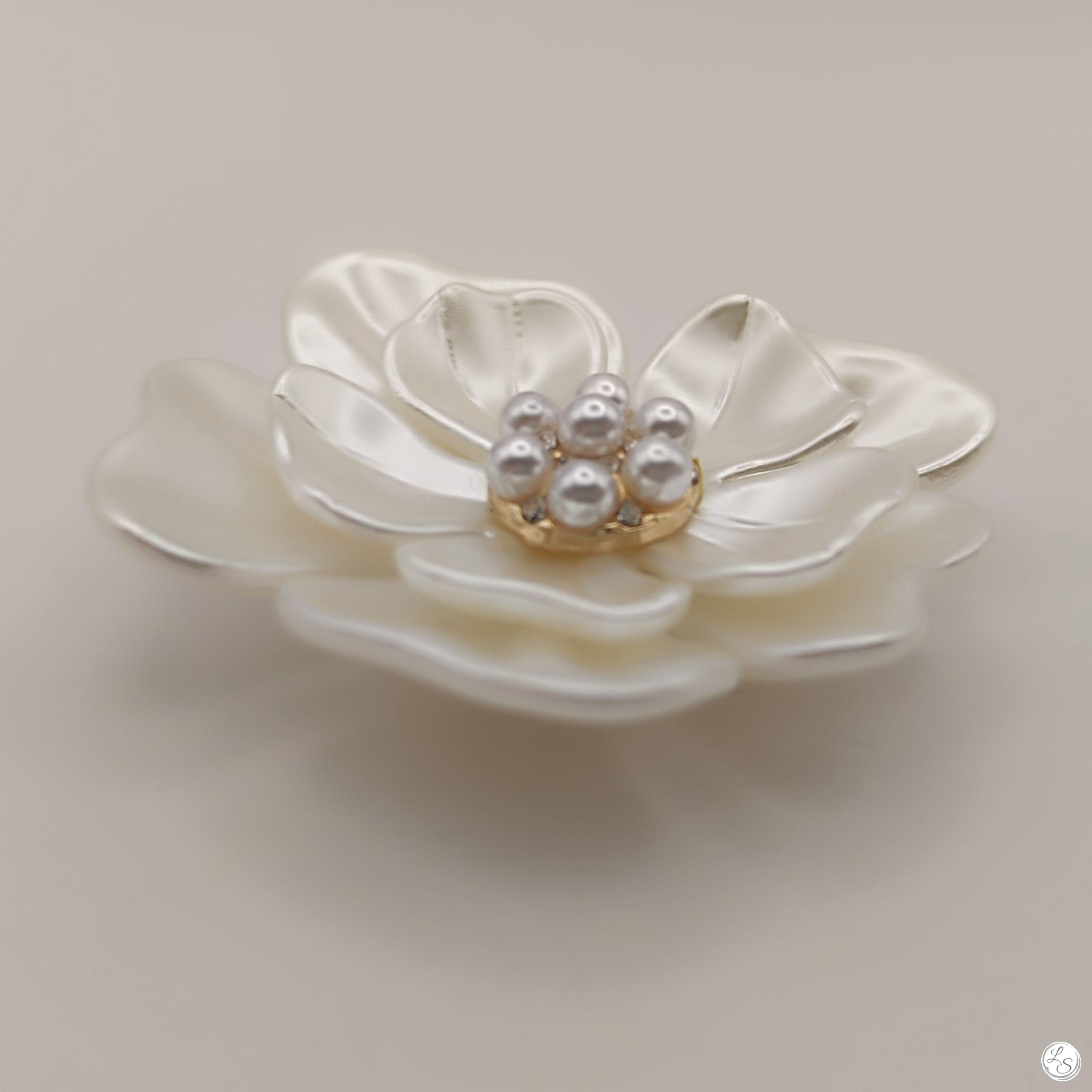 Broche aimantée "Fleur blanche nacrée, perles et strass" – Image 5