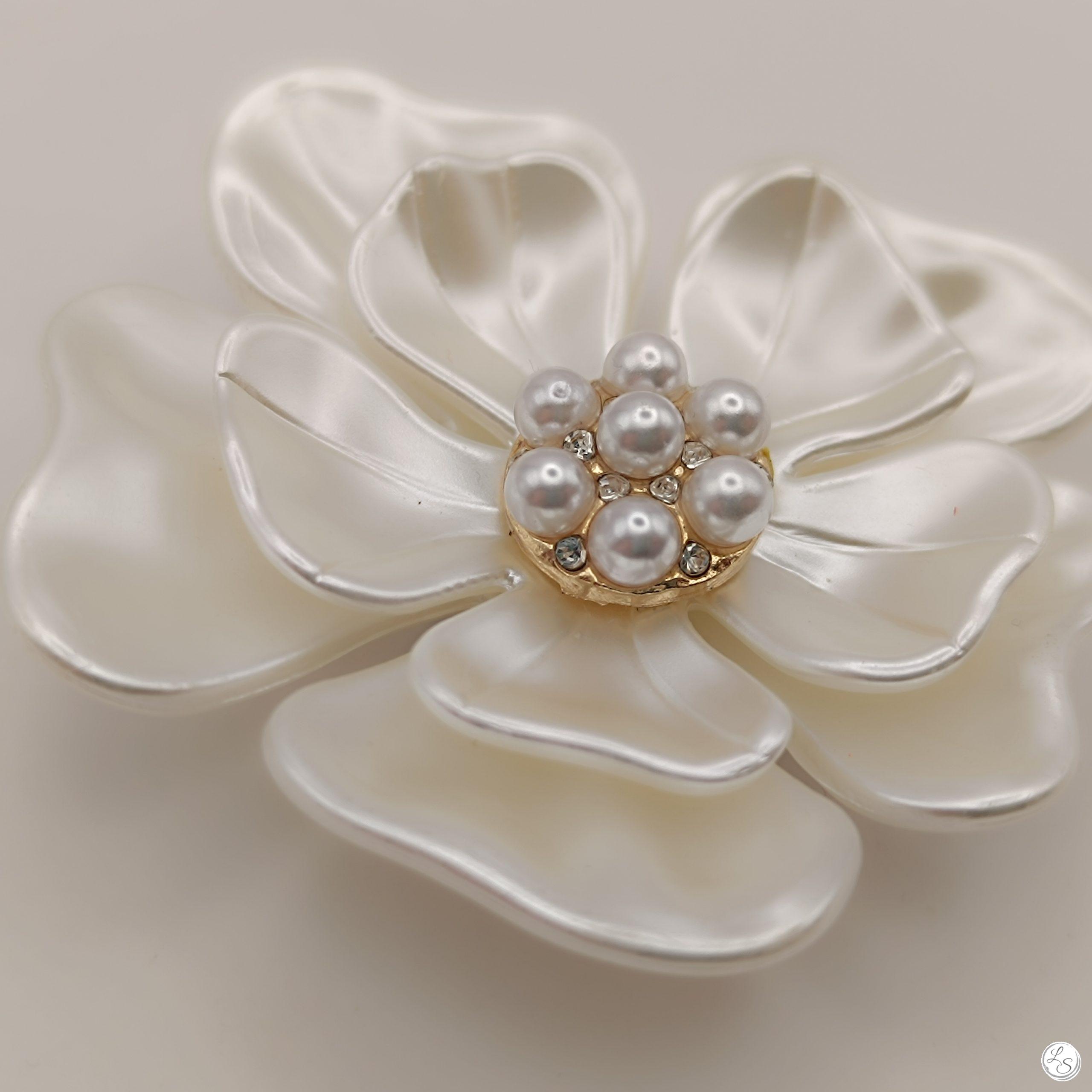 Broche aimantée "Fleur blanche nacrée, perles et strass" – Image 4