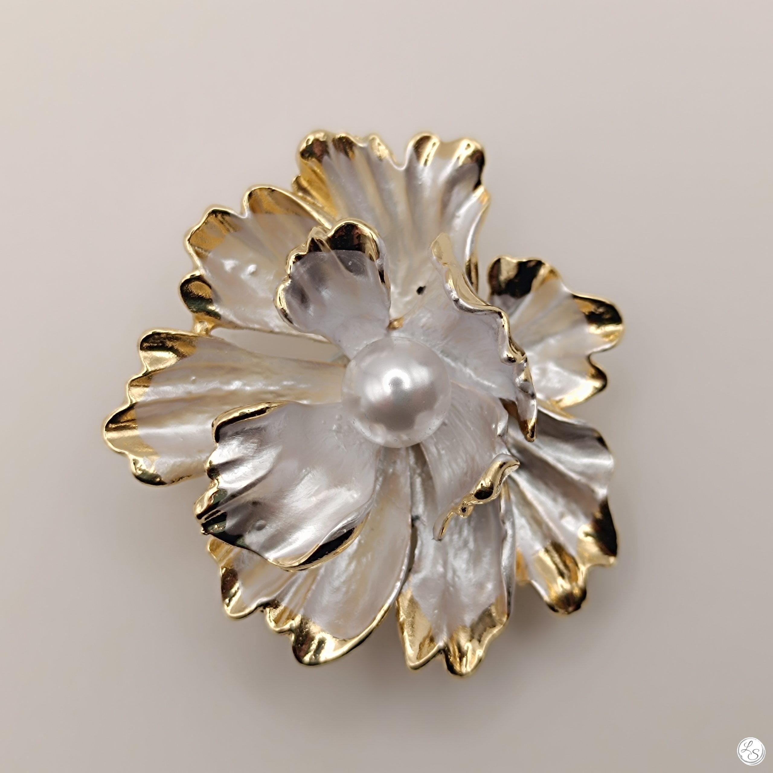 Broche aimantée "Fleur blanche nacrée, dorée et sa perle centrale" – Image 6