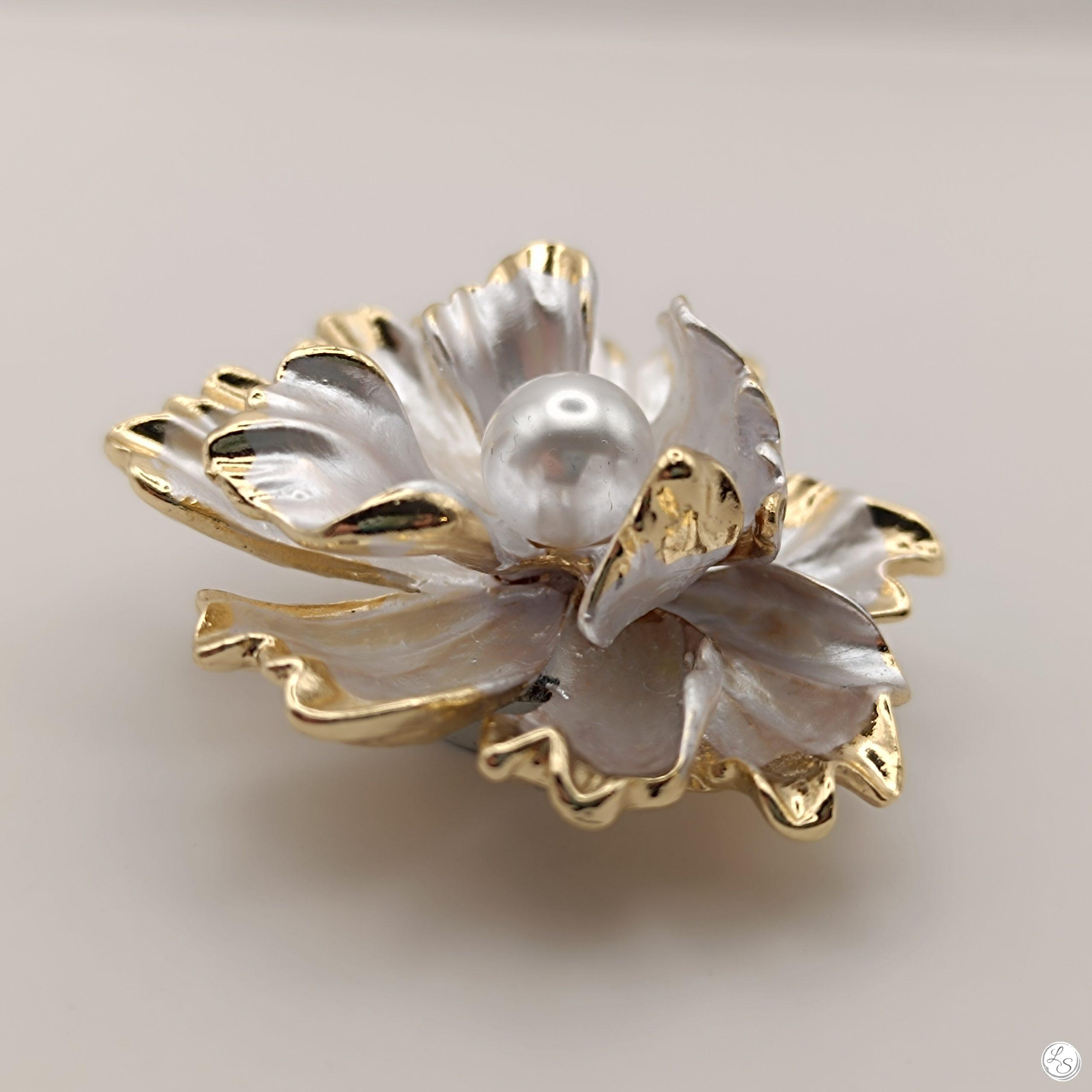 Broche aimantée "Fleur blanche nacrée, dorée et sa perle centrale" – Image 5