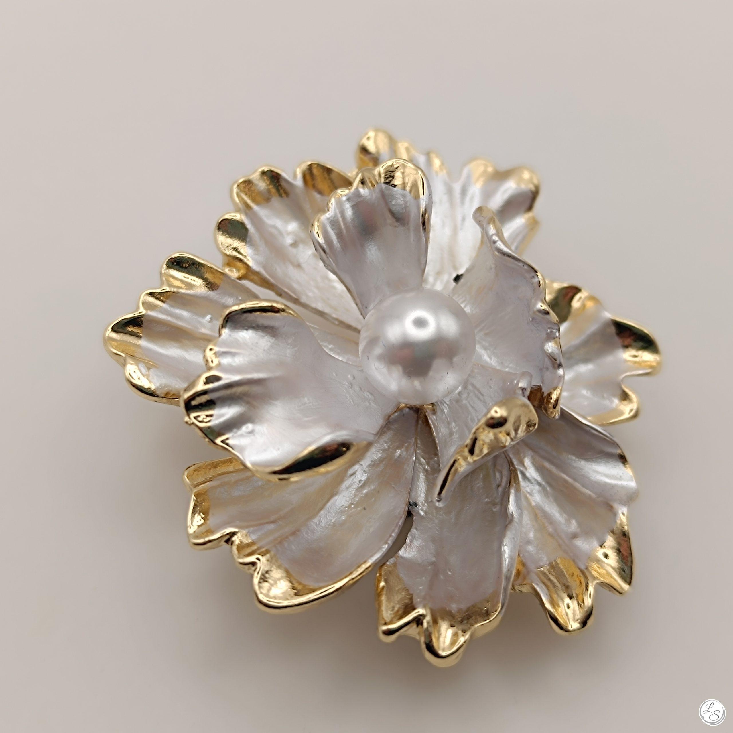 Broche aimantée "Fleur blanche nacrée, dorée et sa perle centrale" – Image 4