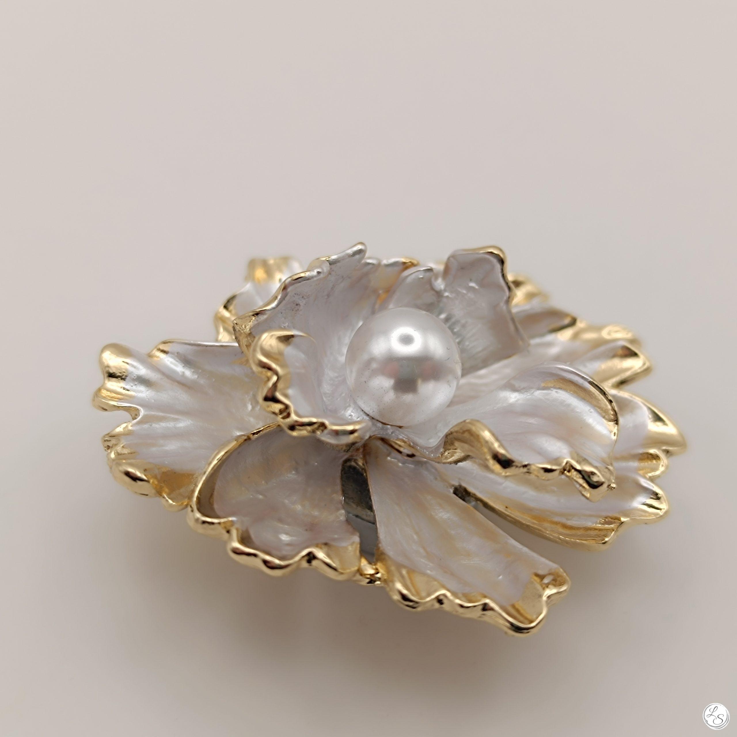 Broche aimantée "Fleur blanche nacrée, dorée et sa perle centrale" – Image 3