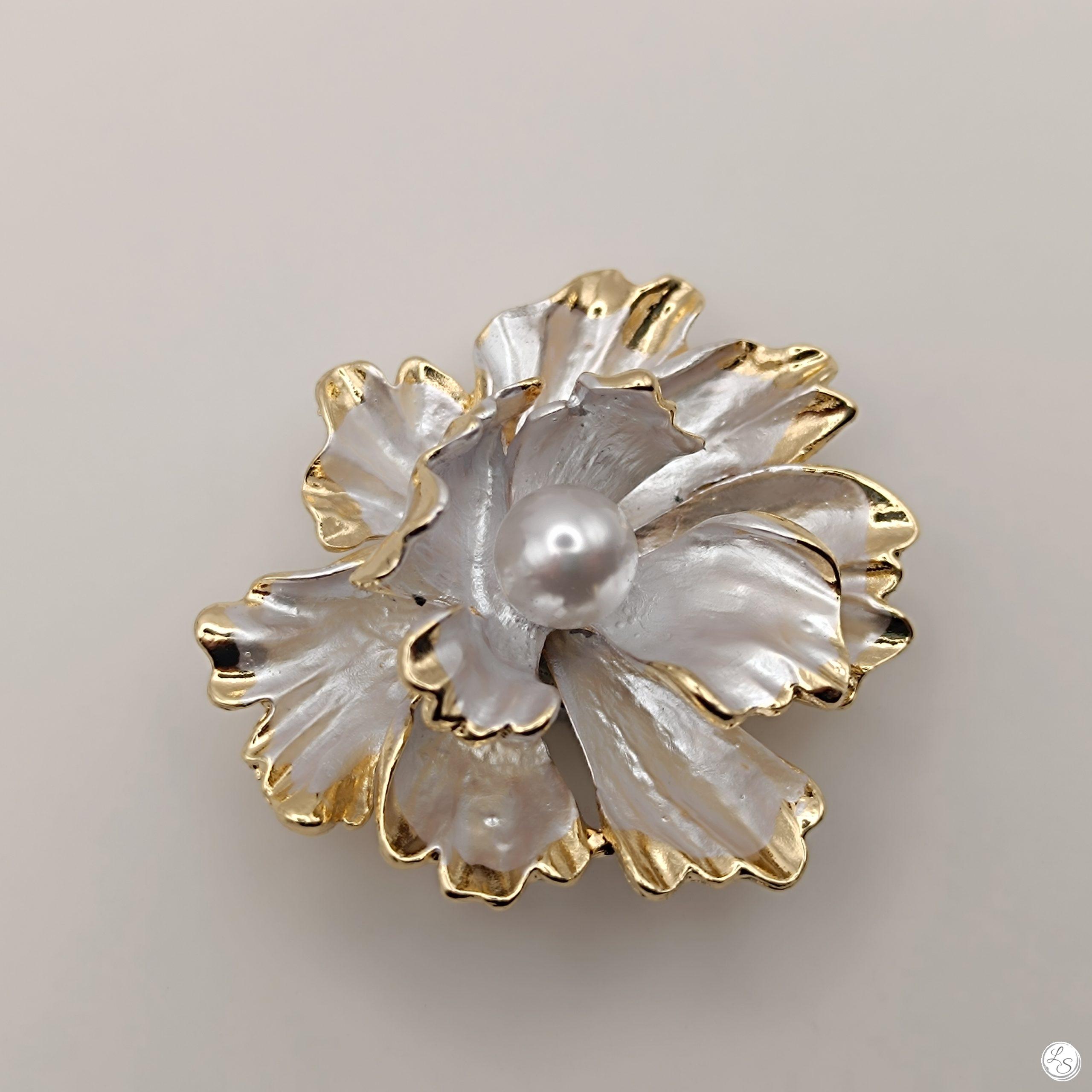 Broche aimantée "Fleur blanche nacrée, dorée et sa perle centrale" – Image 2