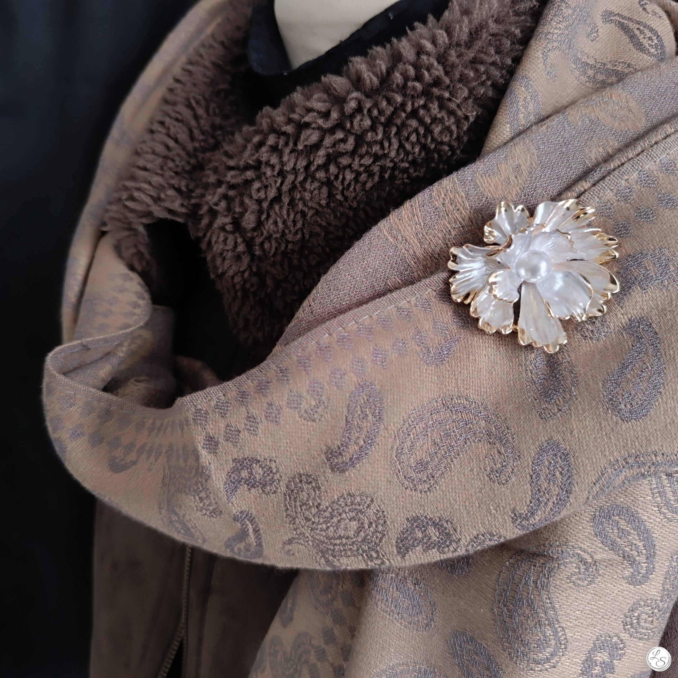 Broche aimantée "Fleur blanche nacrée, dorée et sa perle centrale" – Image 7