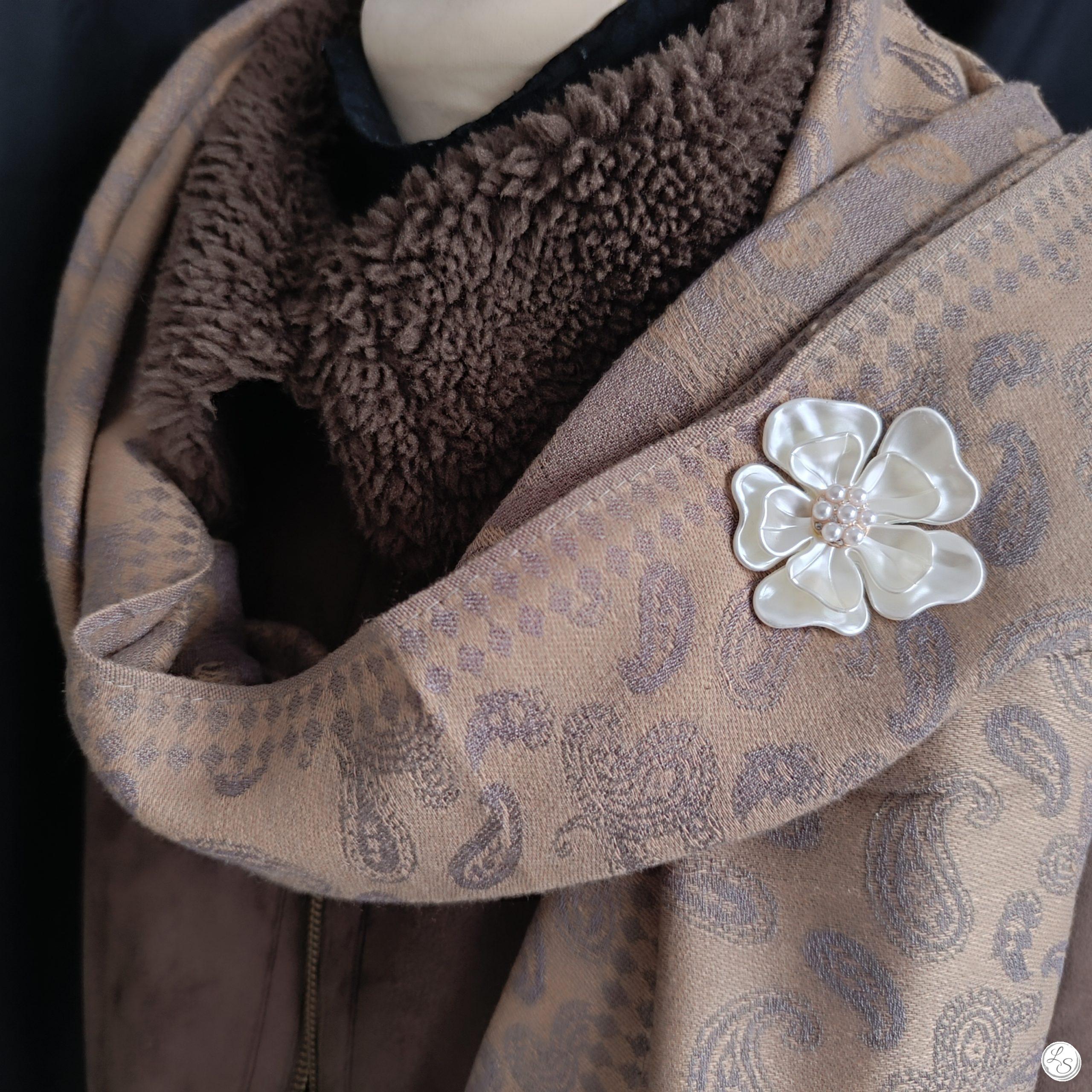 Broche aimantée "Fleur blanche nacrée, perles et strass" – Image 3