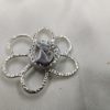 Broche aimantée "Petit chat sur fleur martelée " – Image 3