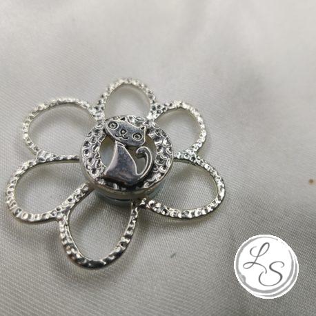 Broche aimantée "Petit chat sur fleur martelée " – Image 3