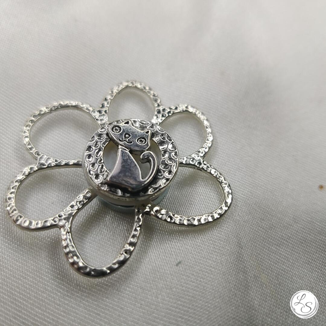 Broche aimantée "Petit chat sur fleur martelée " – Image 3