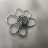 Broche aimantée "Petit chat sur fleur martelée "