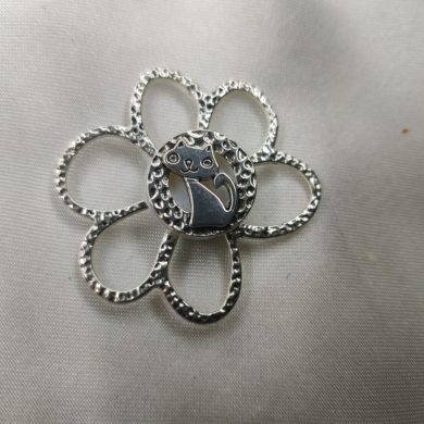 Broche aimantée "Petit chat sur fleur martelée "