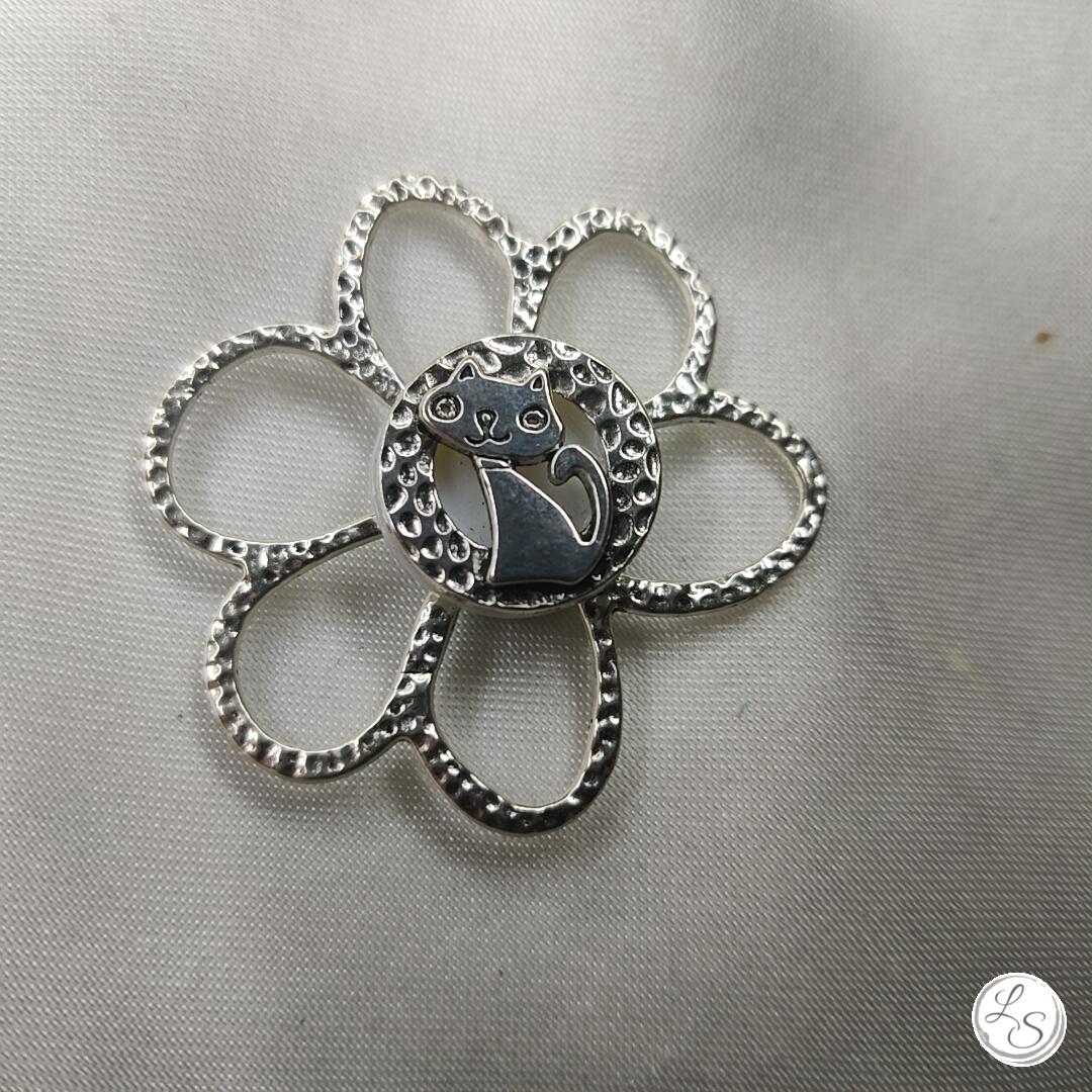 Broche aimantée "Petit chat sur fleur martelée "