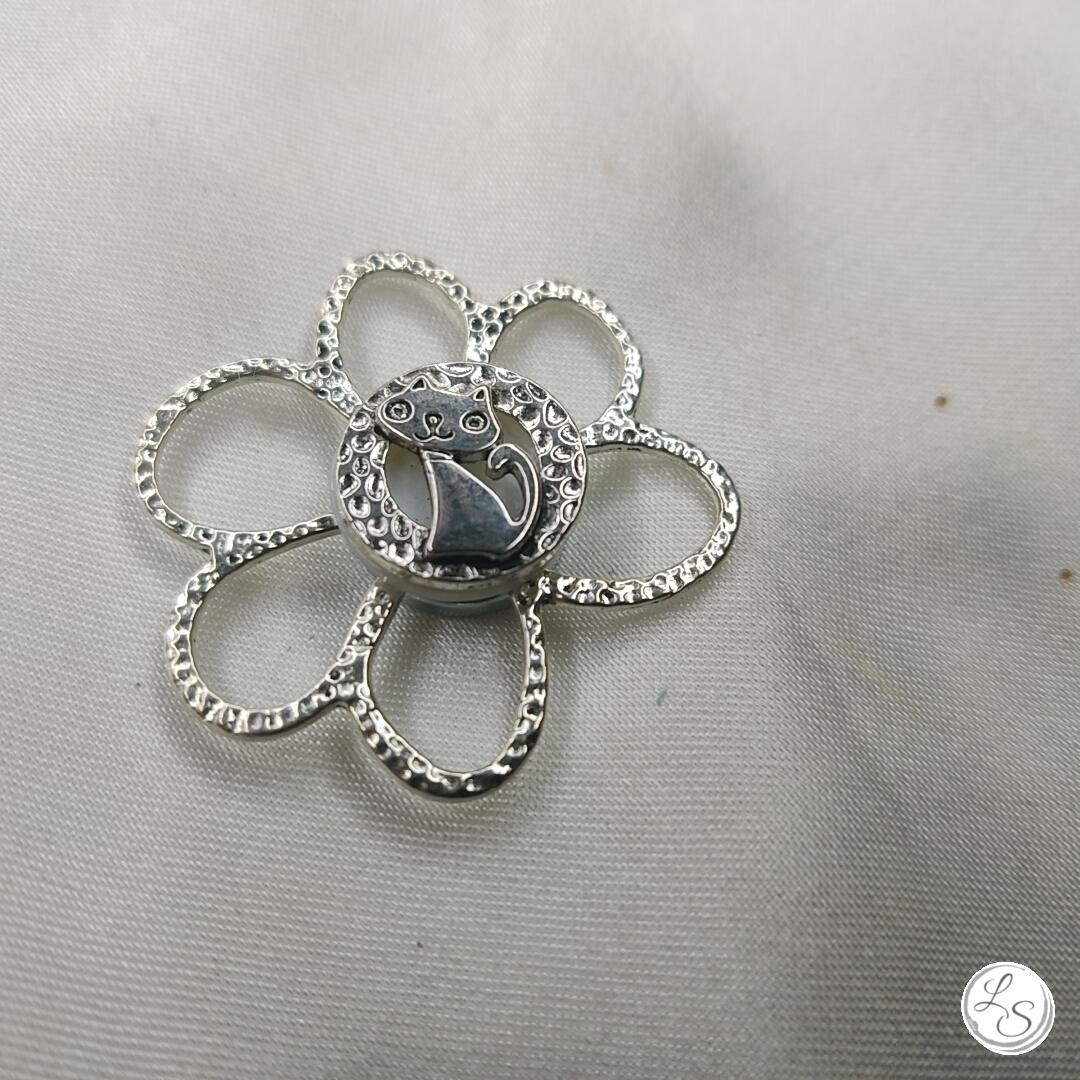 Broche aimantée "Petit chat sur fleur martelée " – Image 2