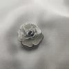 Broche aimantée "Petite fleur émaillée grise"