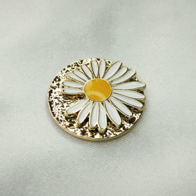 Broche aimantée "Petite marguerite blanche émaillée sur dorée"