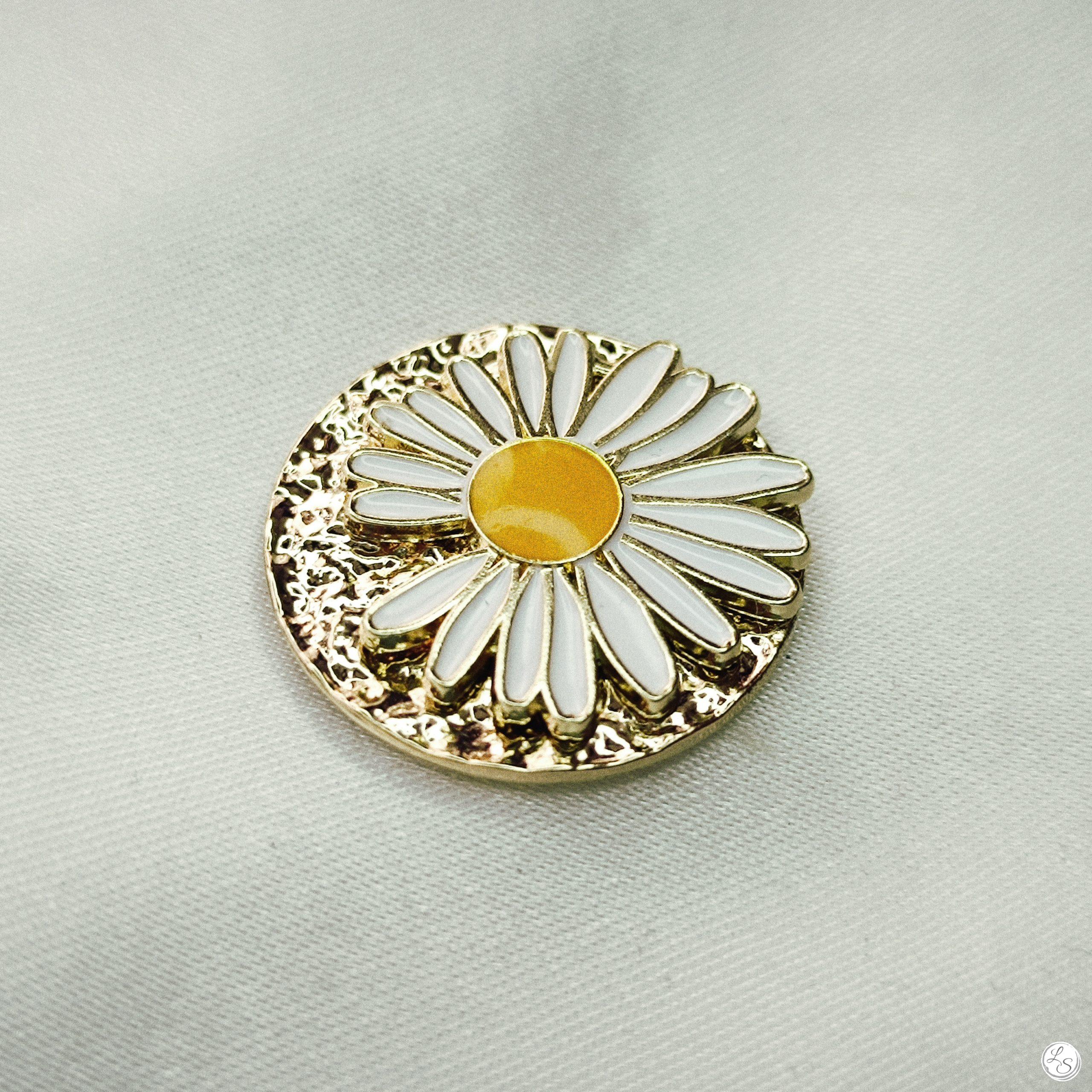 Broche aimantée "Petite marguerite blanche émaillée sur dorée"