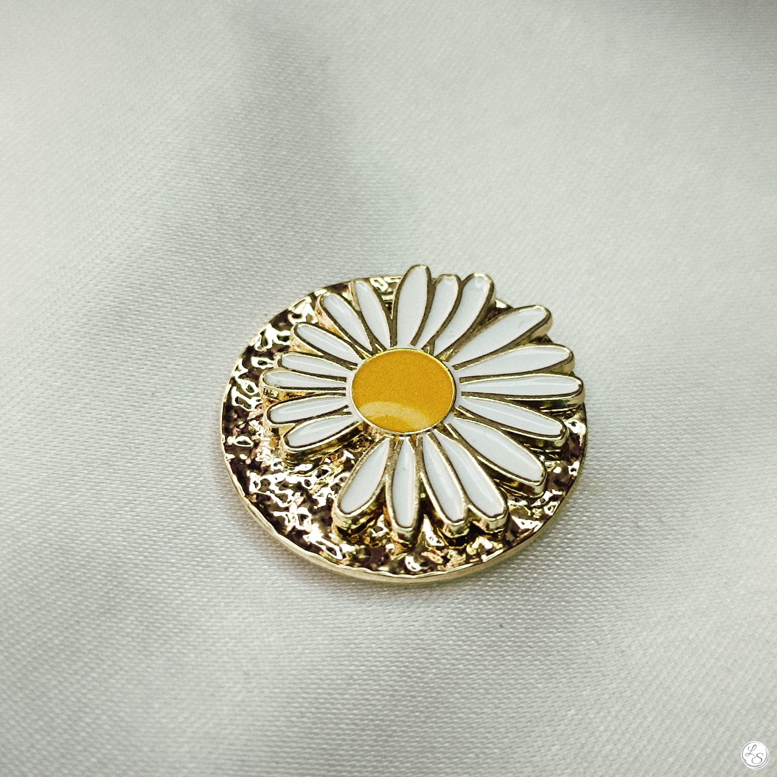Broche aimantée "Petite marguerite blanche émaillée sur dorée" – Image 2