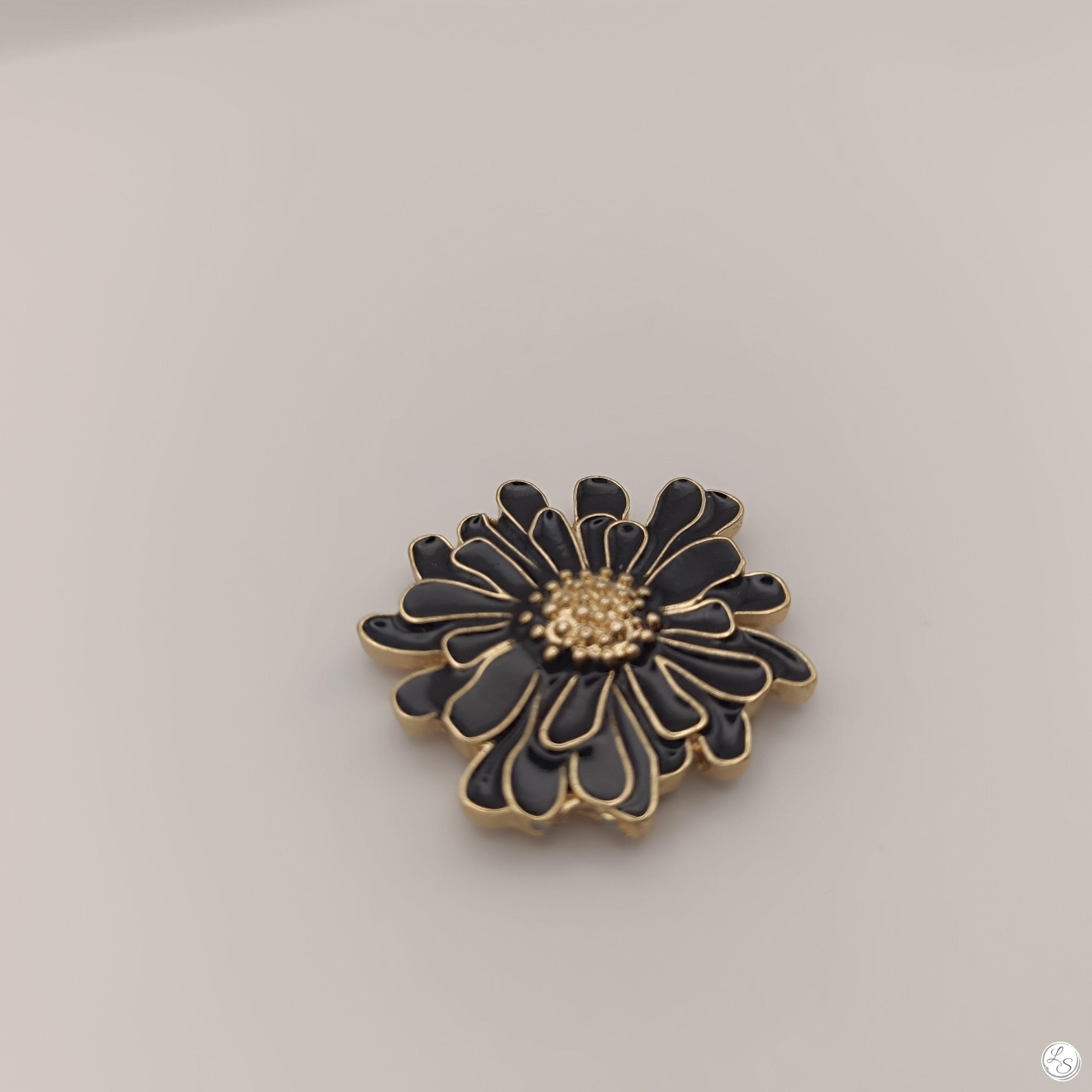 Broche aimantée "Fleur relief émaillée noire" – Image 4