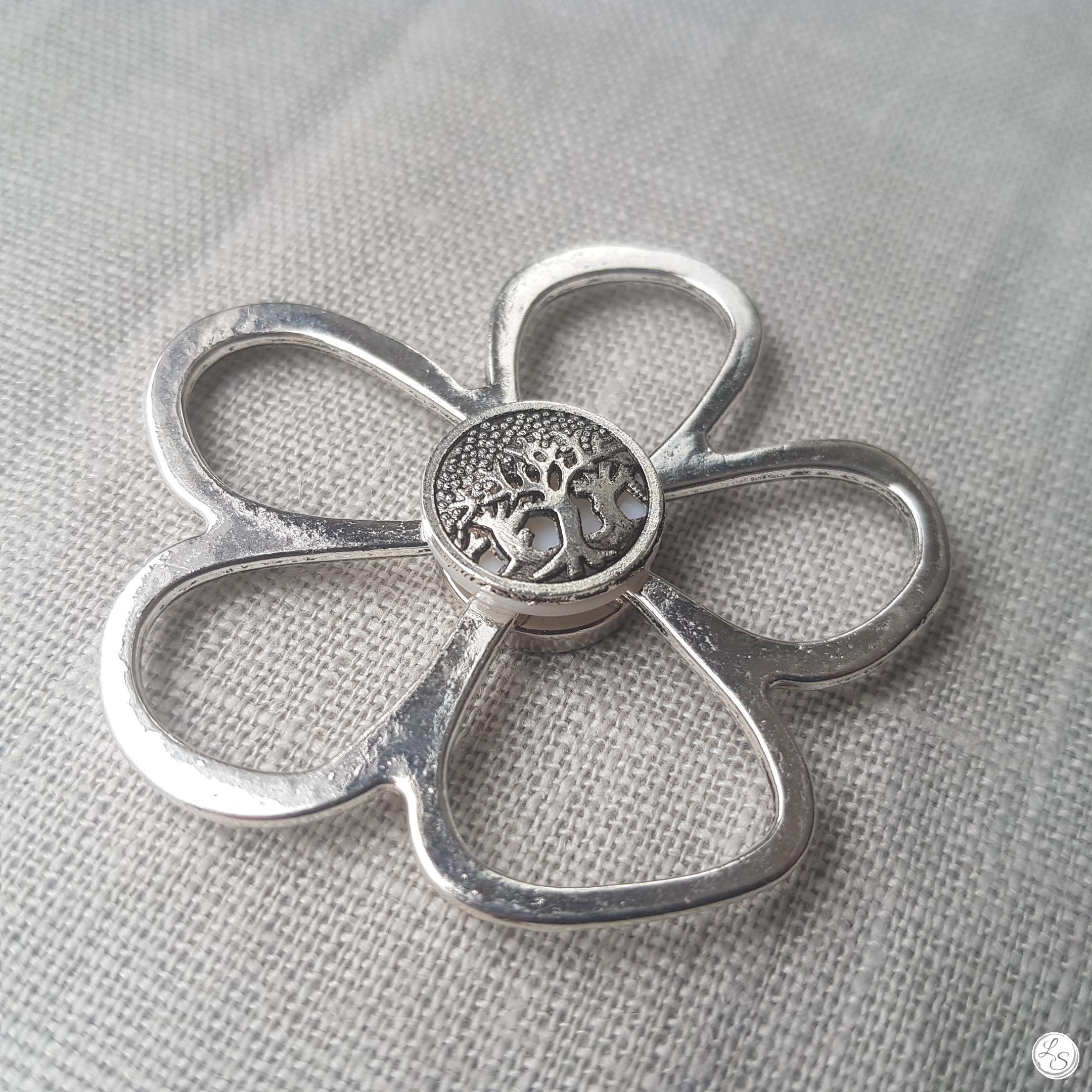 Broche aimantée "Porte lunettes fleur argent et ses arbres de vie" – Image 2