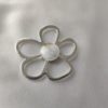 Broche aimantée "Porte lunettes fleur argentée nacre"
