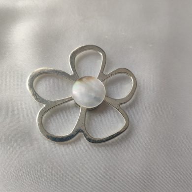 Broche aimantée "Porte lunettes fleur argentée nacre"