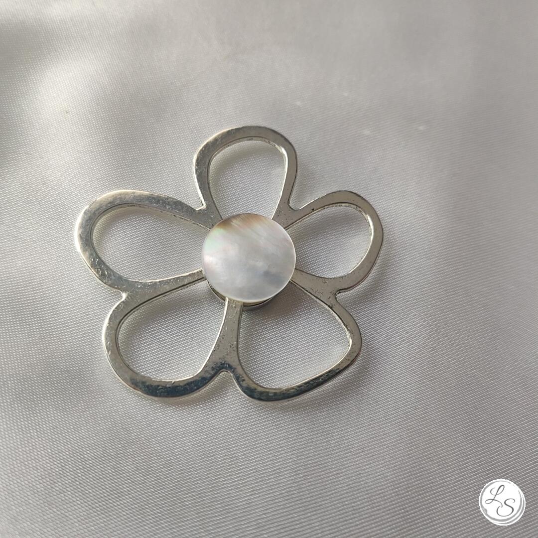 Broche aimantée "Porte lunettes fleur argentée nacre"