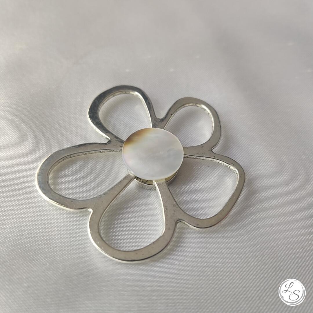 Broche aimantée "Porte lunettes fleur argentée nacre" – Image 2