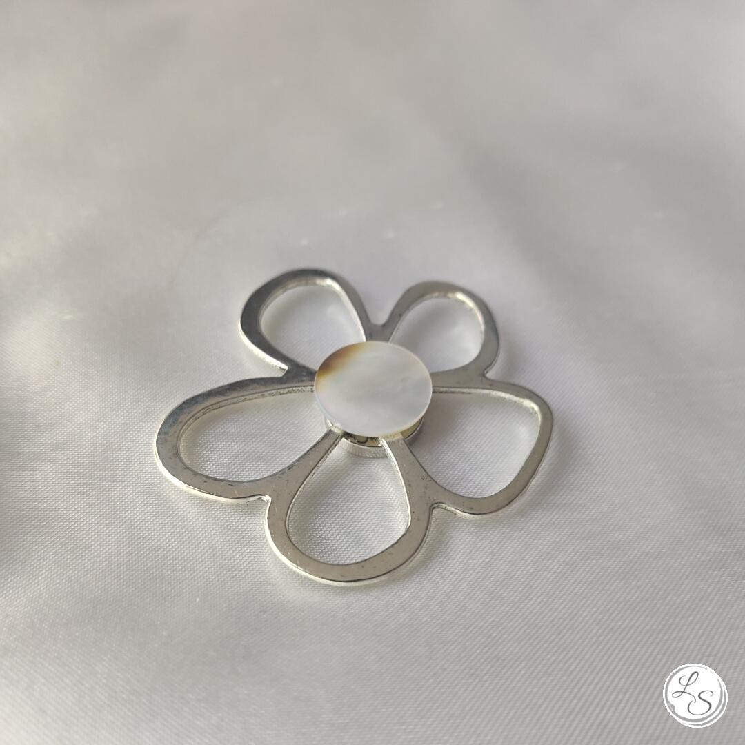 Broche aimantée "Porte lunettes fleur argentée nacre" – Image 3