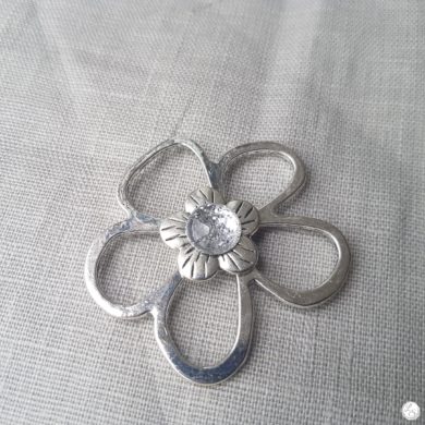 Broche aimantée "Porte lunettes fleur argent et sa perle blanche"