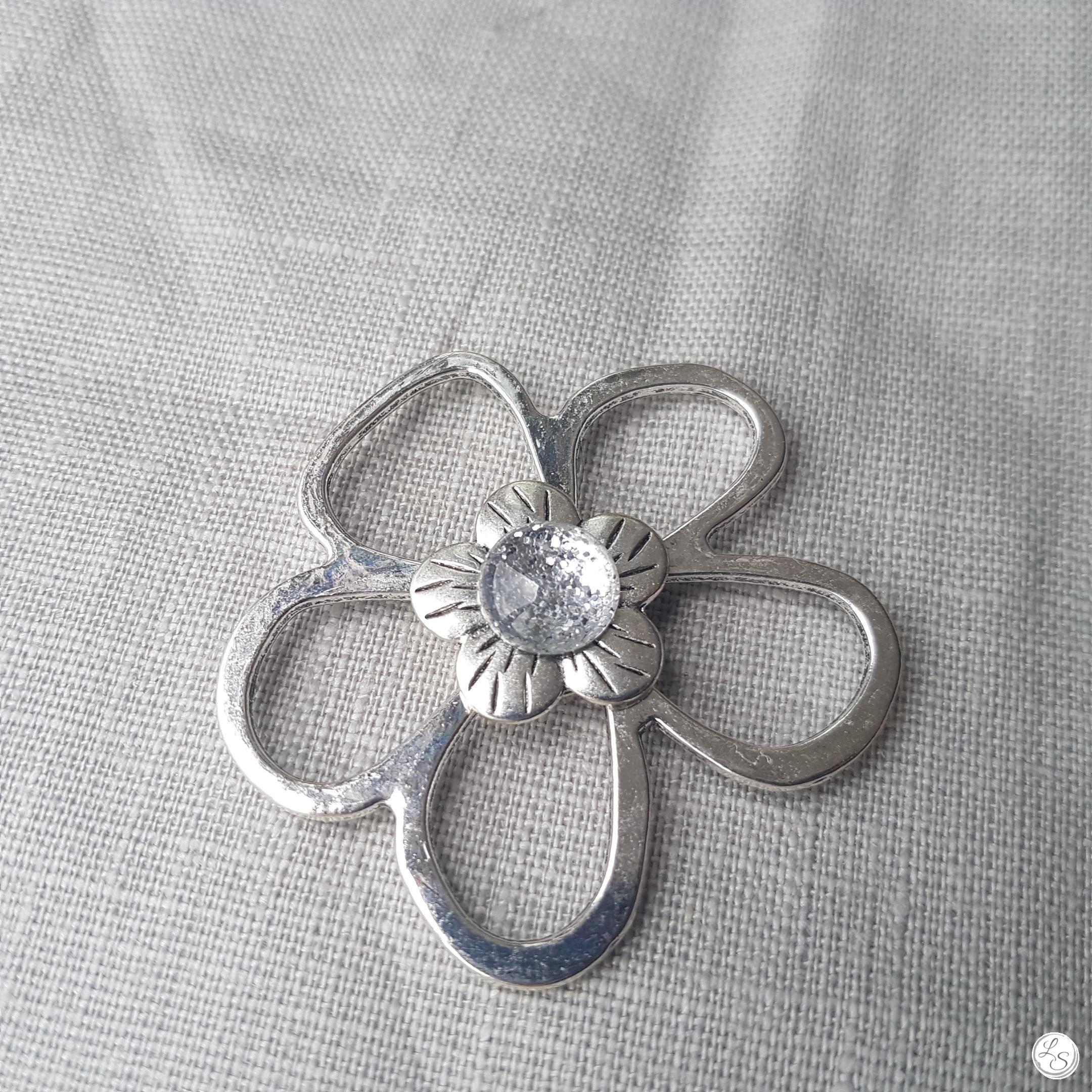 Broche aimantée "Porte lunettes fleur argent et sa perle blanche"