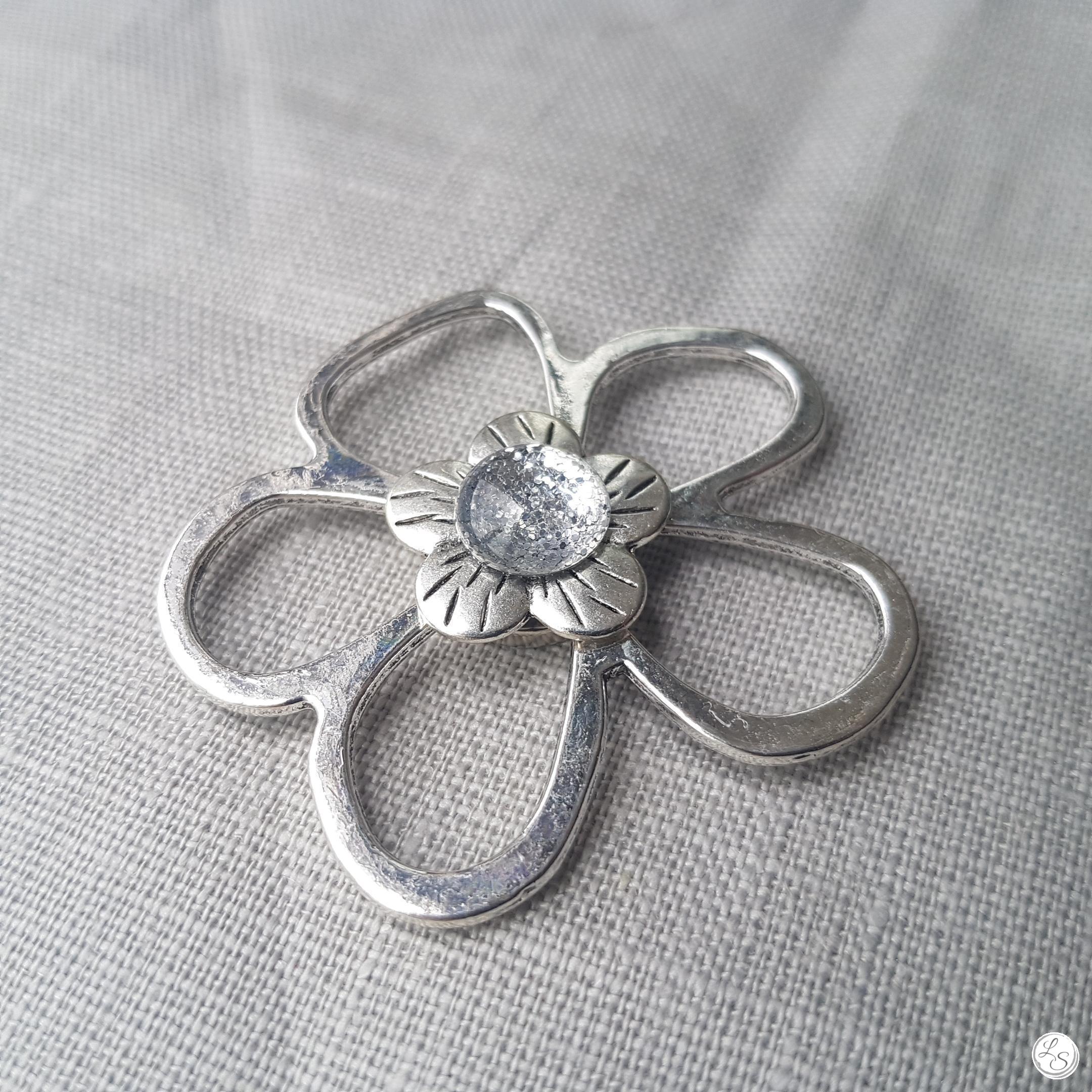 Broche aimantée "Porte lunettes fleur argent et sa perle blanche" – Image 2