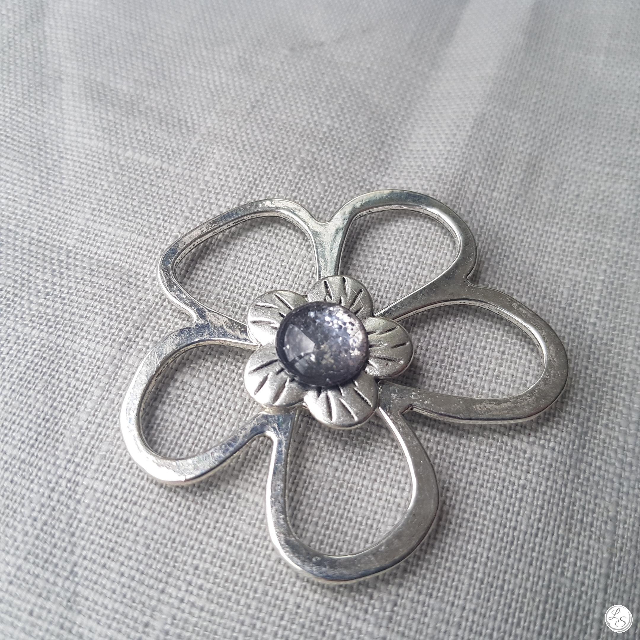 Broche aimantée "Porte lunettes fleur argent et sa perle grise" – Image 2