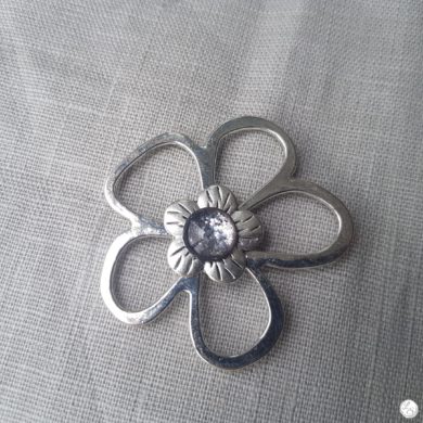 Broche aimantée "Porte lunettes fleur argent et sa perle grise"