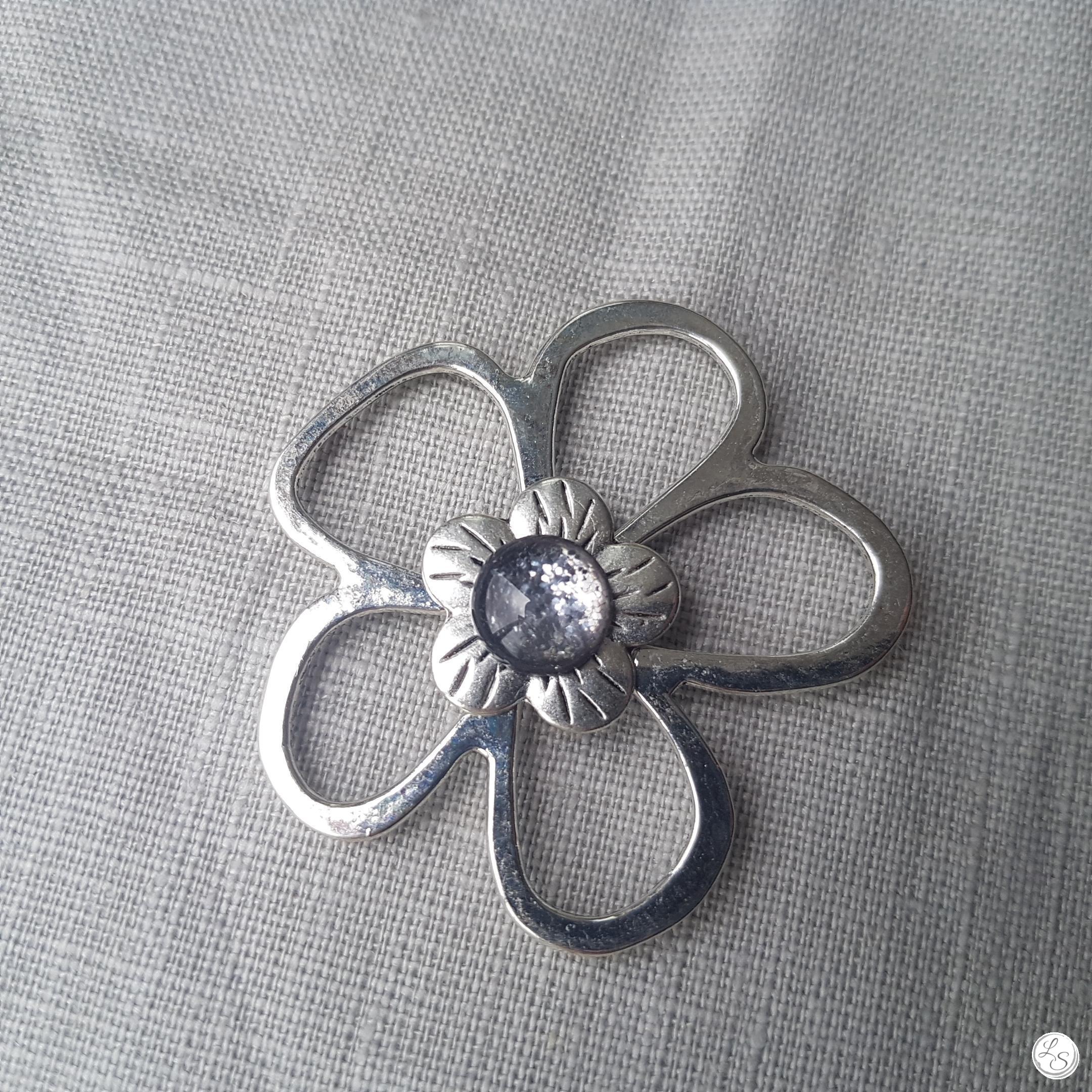 Broche aimantée "Porte lunettes fleur argent et sa perle grise"